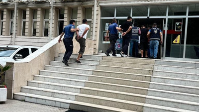 Adana'da araçlarda hırsızlık yapan şahıslar yakalandı