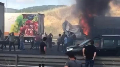 Öndeki tıra tüm hızıyla çarptı. Tır yandı. Şoför hayatını kaybetti