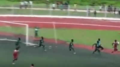 Rakip takımın kale arkasına kurduğu büyüyü alıp kaçtı, saha bir anda karıştı