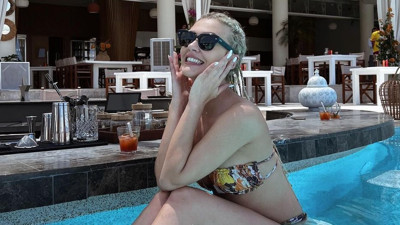 Melisa Döngel bikinisiyle havuzda kalça dansı yaptı!