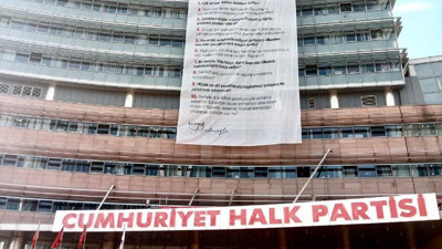 CHP Erdoğan’ın yanıtlamadığı soruları pankart yapıp genel merkeze astı