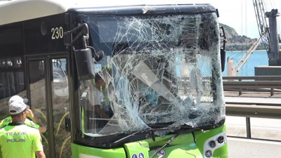 Belediye otobüsü ile tanker çarpıştı. Yolcular yaralandı