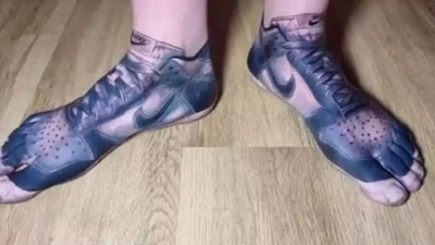 Ayakkabıya para veremem diyen adam ayakkabılarını dövme yaptırdı