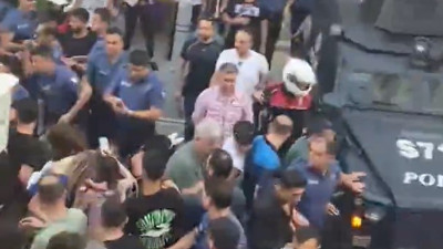 Halk Afgan tacizci sapığı linç etmek istedi. Polis zırhlı araçla çıkardı