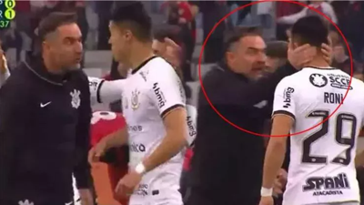 Fenerbahçe'nin eski teknik direktörü saha kenarında küplere bindi