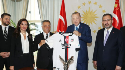 Beşiktaş'ın yeni yönetim Kurulu Erdoğan'a ismi yazılı Beşiktaş forması hediye etti
