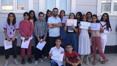 Gülseven Ailesi'nin gurur dolu günü: Ebru Yaşar Gülseven Ortaokulu'nda ilk karne sevinci