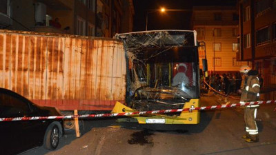 İETT otobüsü gece yarısı İstanbul’u birbirine kattı. 17 araca çarptı. Şoför kayıplara karıştı