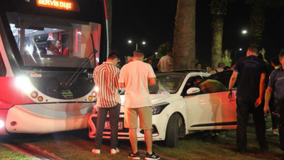 Otomobil tramvaya çarptı. Asker yaralandı