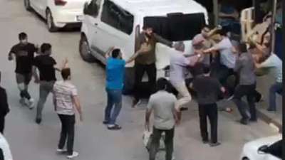 Esnaf park yeri için kavga etti, uçan tekmeler yumruklar konuştu