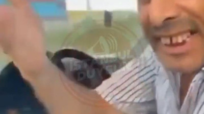 Trafiği bahane edip minibüsle kaldırımdan gitti. Kaldırımdaki yayayı tehdit etti