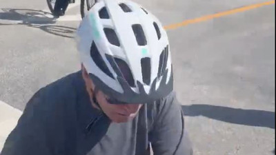 Amerika'nın ihtiyar başkanı şimdi de bisikletten düştü