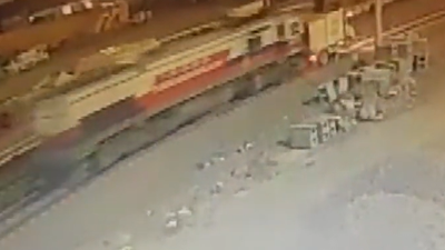 Freni arızalanan tren felaket saçtı. Çarpmanın etkisiyle 1 işçi yaşamını yitirdi 2 işçi yaralandı