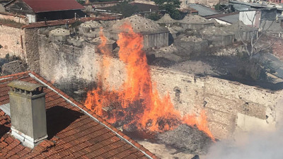 Fatih'te Kaçakçılık Şube Müdürlüğü'ne ait depoda yangın. Kim bilir neler yandı neler.