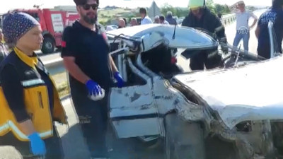 Otomobiliyle park halindeki kamyonete çarptı: 1 ölü 1 yaralı