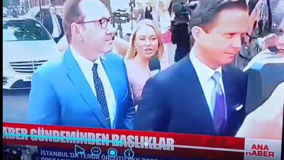 30 yıl ekrana çıktı meşhur olamadı bir gaf yaptı meşhur oldu. 30 yılda iki defa gaf yaptı birincisinde NTV’den kovuldu ikincisinde meşhur oldu