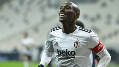 Beşiktaş gençleri gözden çıkardı. 40 yaşındaki futbolcuya sarıldı