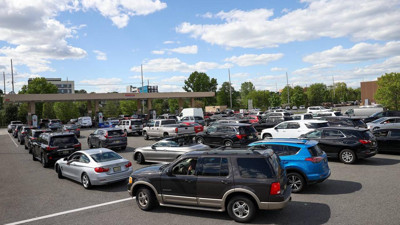 Benzin istasyonunda fiyatı yanlış yazdı. Sürücüler bayram etti. Darısı başımıza. Metrelerce kuyruk oldu