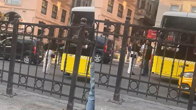 Beyoğlu'nda hareketli dakikalar. Trafiği kesti, polisi görünce uzaklaştı