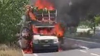 D100 Karayolu'nda kamyonet yangını