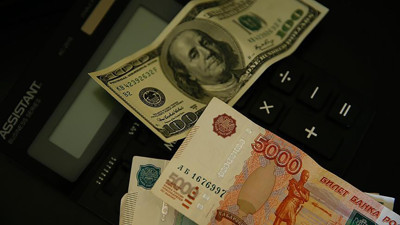 Türk Lirası düşerken savaşan Rusya'nın para birimi dolar karşısında zirve yaptı