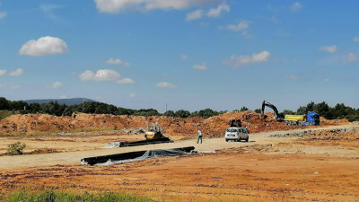 Son yeşil alan kışlalar da talan ediliyor. Çekmeköy'de 1700 konut ve 140 villa için ağaçların kesilmesini yapay çimle gizlediler