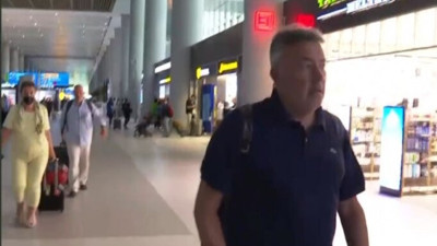 Ayrılacak denilen Torrent İstanbul'a geldi. Havalimanında kameramana saldırdı