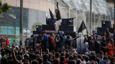 Sri Lanka'da binlerce öğrenci hükümeti protesto etti