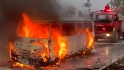 Servis minibüsü alev alev yandı