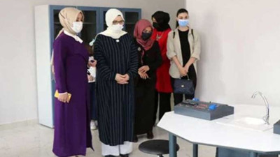 Diyanet İşleri Başkanı Ali Erbaş'ın eşi çantasını polise taşıttı. Yine aynı skandal