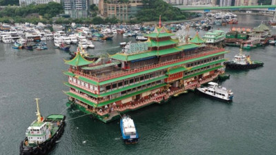 Hong Kong’un simgelerinden yüzen restoran battı