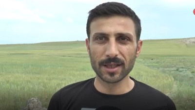 Tarlada yürürken göktaşı buldu sevinçten havalara uçtu. Koşa koşa evine gitti