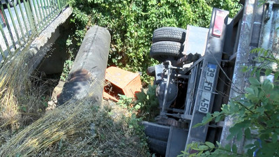 Dereye uçan kamyondan burnu kanamadan çıktı