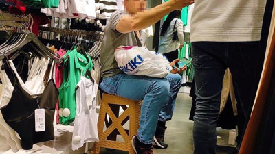 Giyinme kabini önünde eşimi gözetliyor kavgası. Ortalık savaş alanına döndü