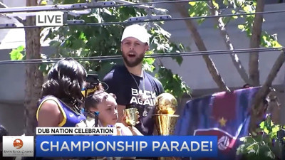 San Francisco'daki NBA kutlamalarınd açılan Trabzonspor bayrağı görenleri şoke etti