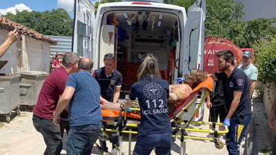 Annesi içerideyken benzin döküp evi yaktı