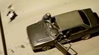 Araç içindeki kişiye sopalı saldırı