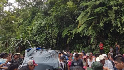 25 metrelik ağaç yola devrildi. 3 kişi öldü 1 kişi yaralandı