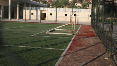 Üzerine kale direği devrilen çocuk hayatını kaybetti