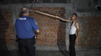 Polise halktan sopalı destek