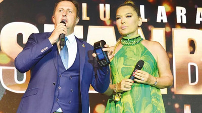 İlker İlker Ayrık sahneye POS makinesiyle çıktı, ilk bağış Demet Akalın'dan geldi! Kredi kartımı yolla Okan