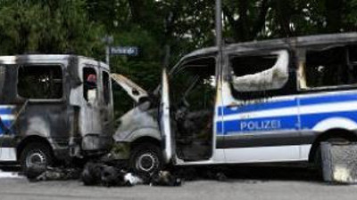 Almanya'da G-7 toplantısı öncesi 8 polis aracı kundaklanarak, yakıldı