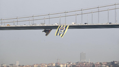 Fenerbahçe bayrakları köprülere asıldı