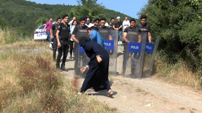 Elif Çakal'ın ölümüne ilişkin davada olay yerinde keşif yapılırken aileler arasında gerginlik yaşandı