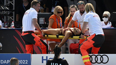 Milli yüzücü havuzda boğuluyordu. Koçu havuza atlayıp kurtardı