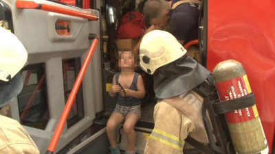 İtfaiye erleri hayatını kurtardıkları çocukla oyun oynadı