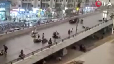 Pakistan'da yağış nedeniyle meydana gelen zincirleme motosiklet kazası kamerada
