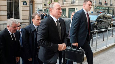 Putin’in en yakınındaki isim başından vuruldu. Nükleer kodların olduğu çantayı taşıyordu