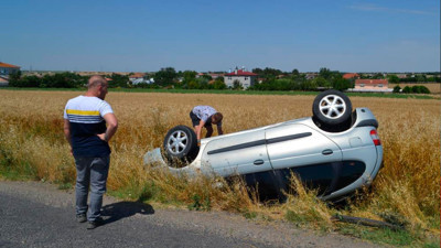 Eşek arısı otomobilin camından girdi, otomobil takla attı: 3 yaralı
