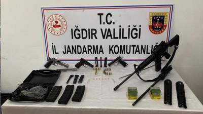 Ruhsatsız silahları restoranda satmaya çalışırken yakalandılar